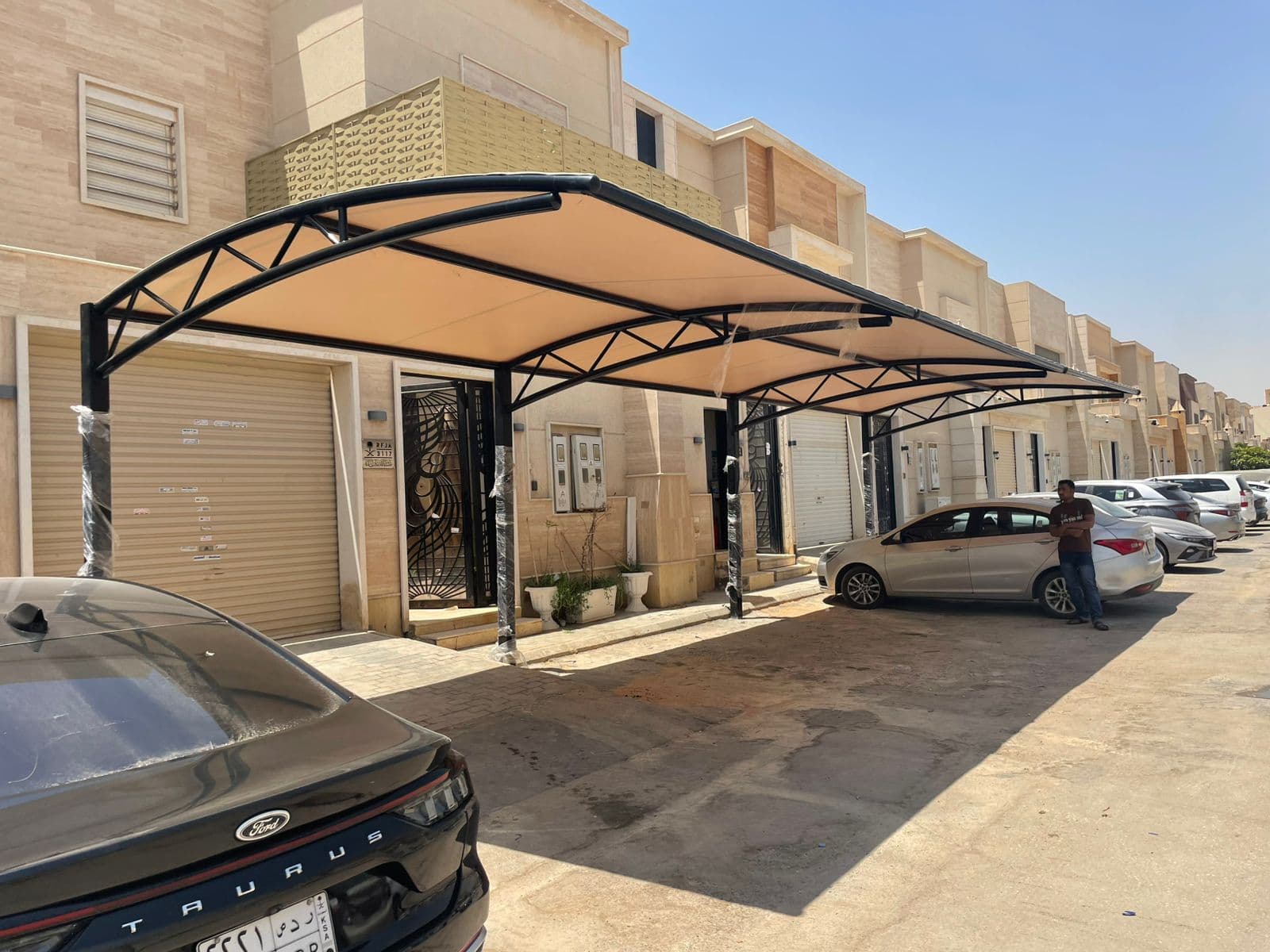 عملية تركيب مظلة سيارة بالرياض